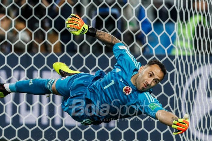 Kiper Kolombia, David Ospina, mencoba menghalau tendangan penalti pemain Inggris pada duel babak 16 besar Piala Dunia 2018 di Stadion Spartak, Moskow, 3 Juli 2018.