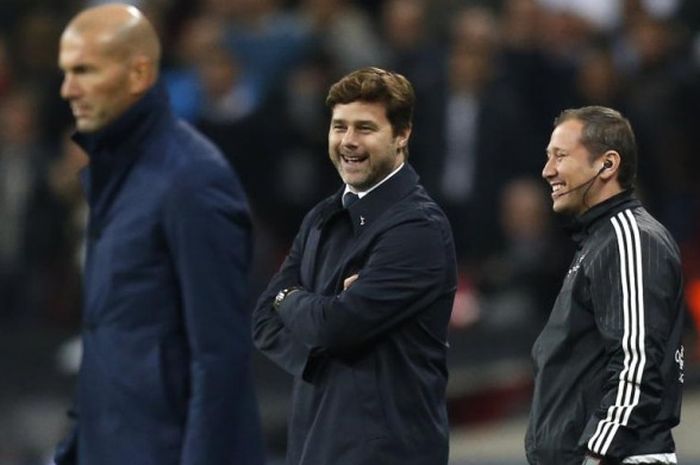 Pelatih Tottenham Hotspur, Mauricio Pochettino (tengah), berdiri di samping Zinedine Zidane di tepi lapangan dalam duel Spurs kontra Real Madrid di Stadion Wembley, London, 1 November 2017.