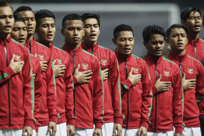            Timnas U-23 Indonesia saat mengumandangkan lagu Indonesia Raya dalam laga uji coba kontra timnas U-23 Suriah di Stadion Wibawa Mukti, Cikarang, Jawa Barat, Kamis (16/11/2017).           