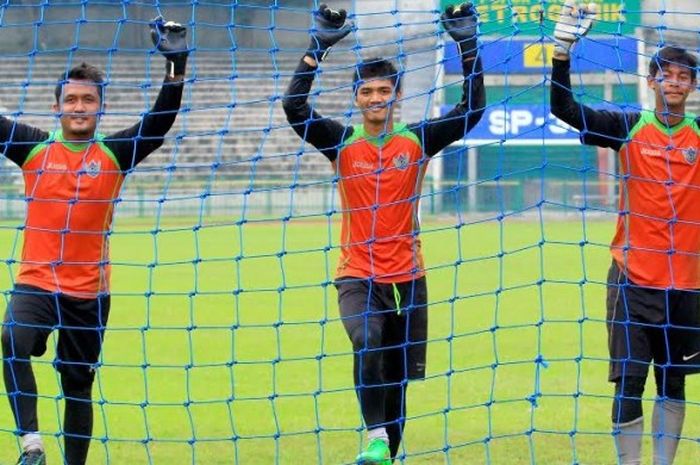 Trio kiper Persegres Gresik United: Aji Saka, Fitrul Dwi Rustapa, Satria Tama (dari kiri ke kanan) dalam latihan timnya di Stadion Tri Dharma Petrokimia, Gresik, Kamis (23/2/2017). 