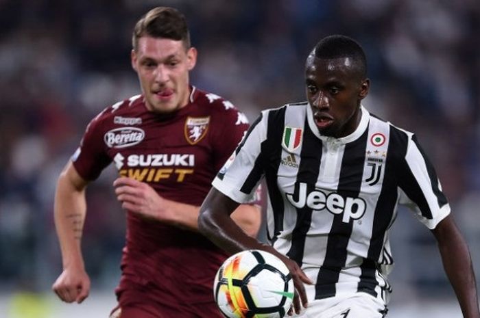 Gelandang Juventus, Blaise Matuidi (kanan) bersama dengan penyerang Torino, Andrea Belotti, dalam laga kedua tim pada Minggu (24/9/2017) dini hari WIB. 