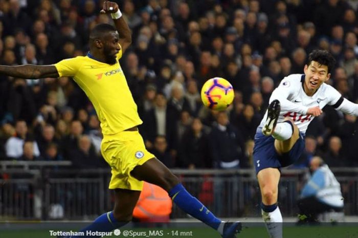 Gelandang serang Tottenham Hotspur asal Korea Selatan, Heung-Min Son, melepaskan tembakan yang berusaha dihalau pemain Chelsea, Antonio Ruediger saat keduanya bertemu di Liga Inggris pekan ke-13 di Stadion Wembley, London, pada 25 November 2018.