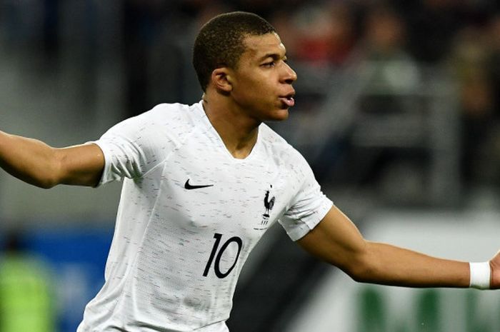 Penyerang Prancis, Kylian Mbappe Lottin, melakukan selebrasi setelah mencetak gol ke gawang Rusia pada laga yang berlangsung di Stadion Saint-Petersburg, Selasa (27/3/2018) malam WIB.