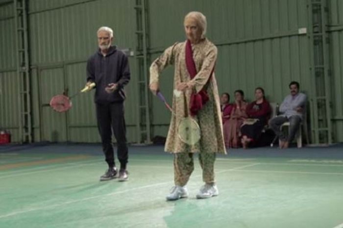 Dua pebulu tangkis India, Kidambi Srikanth (kiri) dan Ashwini Ponnappa, menyamar menjadi orang tua saat mengunjungi sebuah klub bulu tangkis di Hyderabad, India.