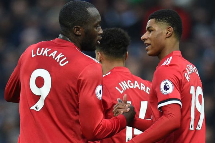 Romelu Lukaku tampak berterima kasih kepada Marcus Rashford yang memberinya assist saat Manchester United bertandang ke markas West Bromwcih Albion, Sabtu (17/12/2017). 