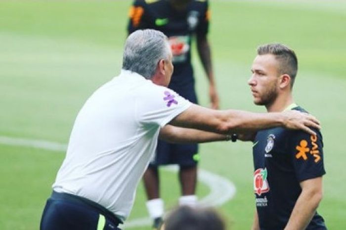 Arthur Melo (Kanan) mendapat pengarahan dari pelatih timnas Brasil, Tite, pad sesi latihan jelang laga Kualifikasi Piala Dunia 2018.