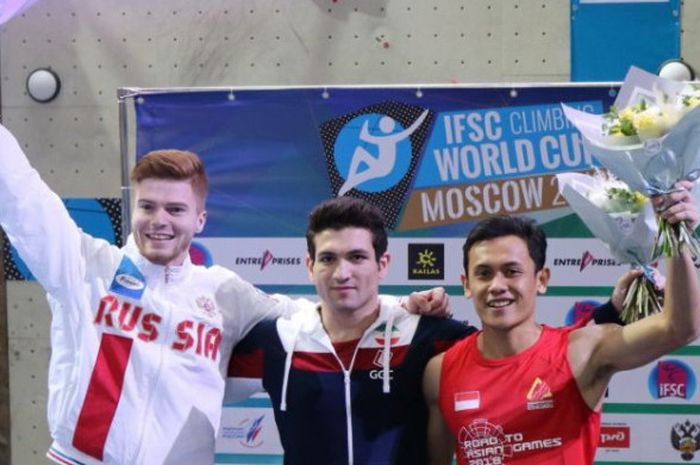 Atlet panjat tebing Indonesia, Veddriq Leonardo (kanan) saat naik podium ketiga nomor speed world record putra IFSC World Cup 2018 di Moscow, Minggu (22/4/2018). Emas direbut pemegang rekor dunia asal Iran, Reza Alipourshena (tengah) dan perak direbut Vladislav Deulin dari Rusia.