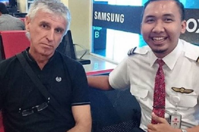 Ivan Kolev berpose bersama seseorang di suatu tempat dalam foto yang diunggah 6 Januari 2019. Dalam kepsyen foto ini, Ivan Kolev berkata senang mendapat kepercayaan untuk mencetak sejarah. 