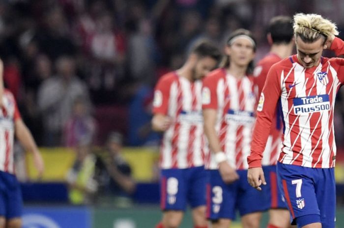 Reaksi striker Atletico Madrid, Antoine Griezmann (kanan), seusai laga Liga Spanyol kontra FC Barcelona di Stadion Wanda Metropolitano, Madrid, pada 14 Oktober 2017.