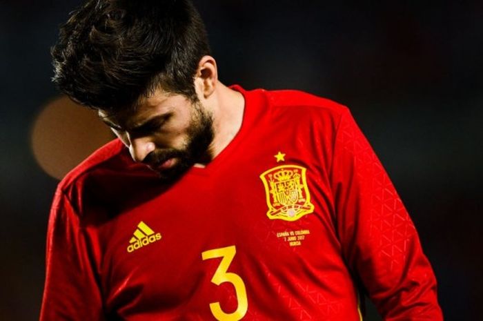 Bek timnas Spanyol, Gerard Pique, dalam laga uji coba melawan Kolombia di Estadio Nueva, Murcia, Rabu (7/6/2017).