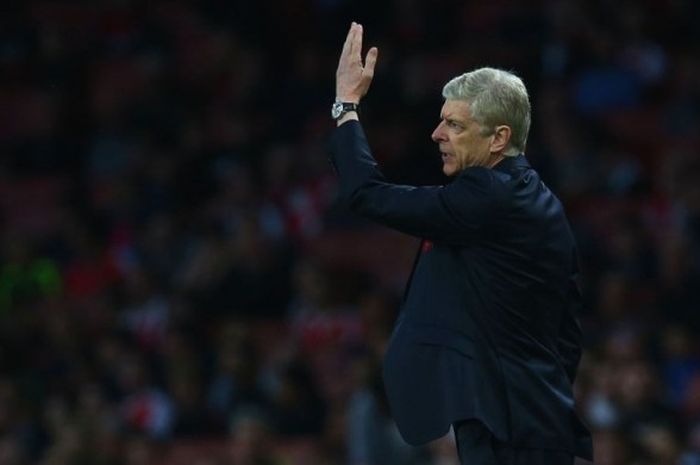 Manajer Arsenal, Arsene Wenger, memberikan instruksi kepada anak-anak asuhnya dalam laga Premier League kontra Sunderland di Stadion Emirates, London, Inggris, pada 16 Mei 2017.