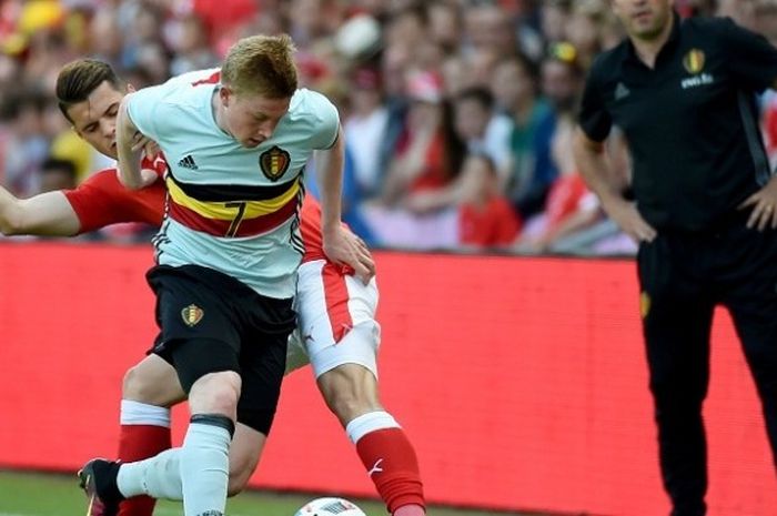 Gelandang Belgia, Kevin de Bruyne (depan), tampil pada laga persahabatan kontra Swiss di Stade de Geneva, Caroouge, Swiss, pada Sabtu (28/5/2016).