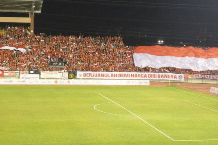 Koreografi suporter Indonesia pada pertandingan timnas U-22 versus Vietnam di SEA Games 2017, Selasa (22/8/2017). 