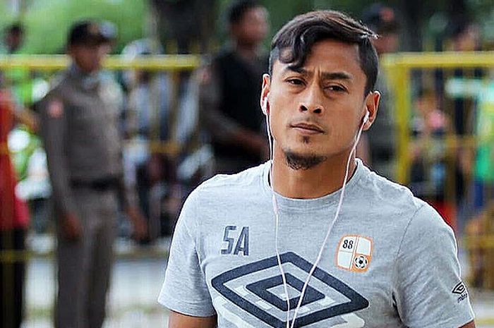 Kapten yang juga penyerang Barito Putera, Samsul Arif.