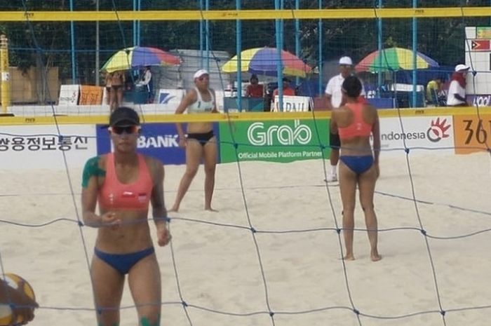 Pebola voli pantai putri Indonesia, Yokebed Eka Purari, bersiap mengambil bola untuk melakukan smes menghadapi Timor Leste pada laga kedua penyisihan Grup C Asian Games 2018 di lapangan voli pantai Jakabaring Sport City, Palembang, Senin (20/8/2018).