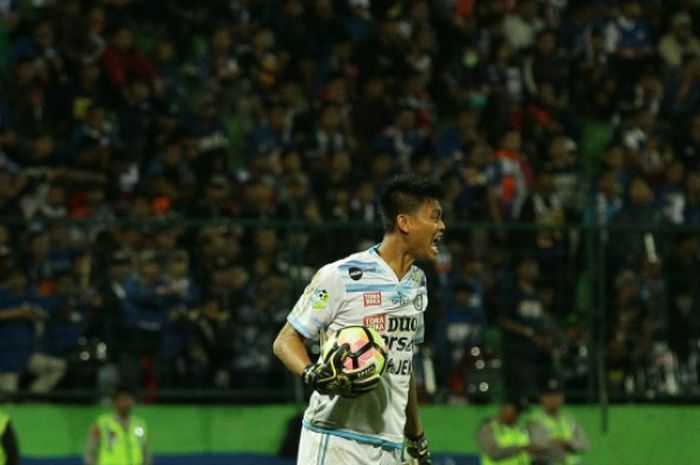 Teriakan kiper Arema FC, Kurnia Meiga saat timnya menjamu Mitra Kukar pada pekan kedelapan Liga 1 musim 2017 di Stadion Gajayana, Kabupaten Malang, 28 Mei 2017.