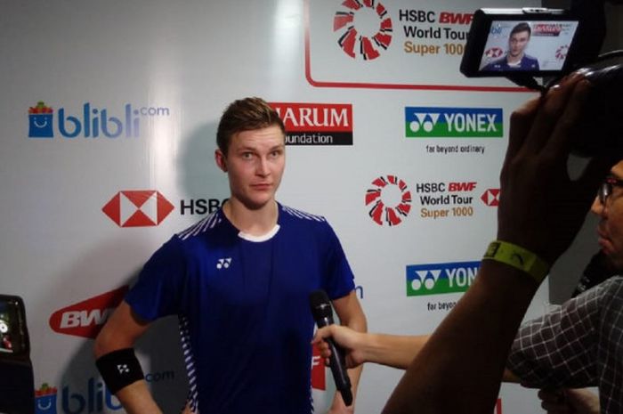 Pebulu tangkis tunggal putra Denmark, Viktor Axelsen, menjawab pertanyaan media di area mixed zone s