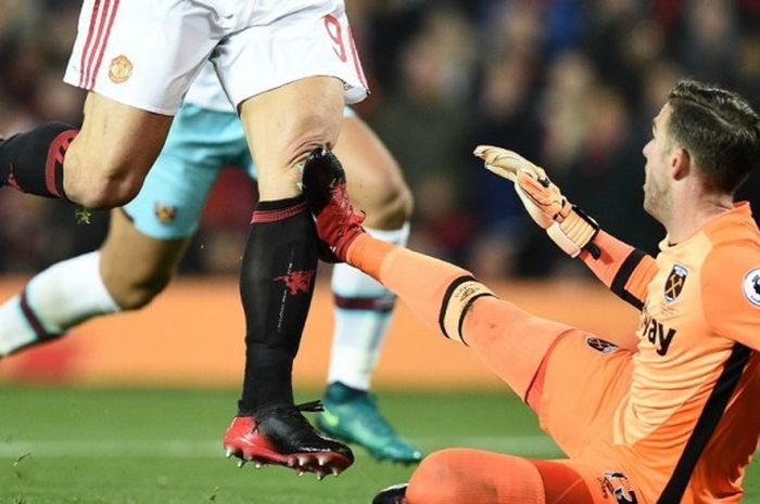 Kiper West Ham United, Adrian (kanan), melepaskan tackle kepada penyerang Manchester United, Zlatan Ibrahimovic, dalam laga perempat final Piala Liga Inggris di Old Trafford, Manchester, Inggris, 30 November 2016.