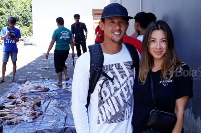 Irfan Bachdim (kiri) bersama istrinya Jennifer Bachdim ikut menyaksikan penyembelihan 6 ekor kambing kurban dari Bali United pada Rabu (22/8/2018) di Kuta.