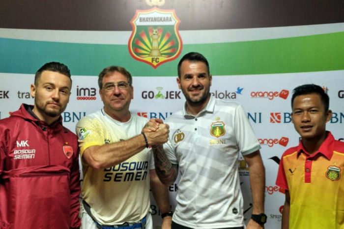 Gelandang PSM, Marc Klok (kiri) bersama pelatih Robert Rene Albert (kedua dari kiri), dan pelatih Bhayangkara FC, Simon Mcmenemy (kedua dari kanan) serta pemain Wahyu Subo seto (kanan) berpose sebelum laga kedua tim di Stadion Patriot Candrabhaga, Bekasi, Rabu (18/10/2017).