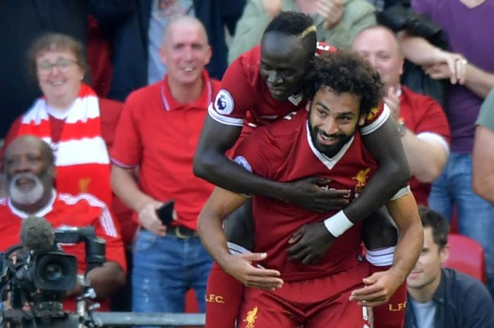 Winger Liverpool FC, Mohamed Salah (depan), merayakan gol bersama Sadio Mane dalam laga Liga Inggris kontra Arsenal di Stadion Anfield, Liverpool, pada 27 Agustus 2017.