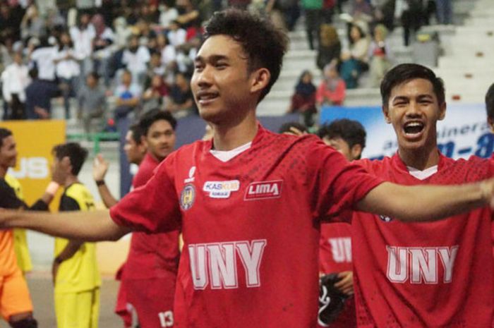 Tim futsal putra UNY dipertemukan laga final melawan tim putra UNNES pada gelaran LIMA Futsal CJYC 2017 (27/8/2017).