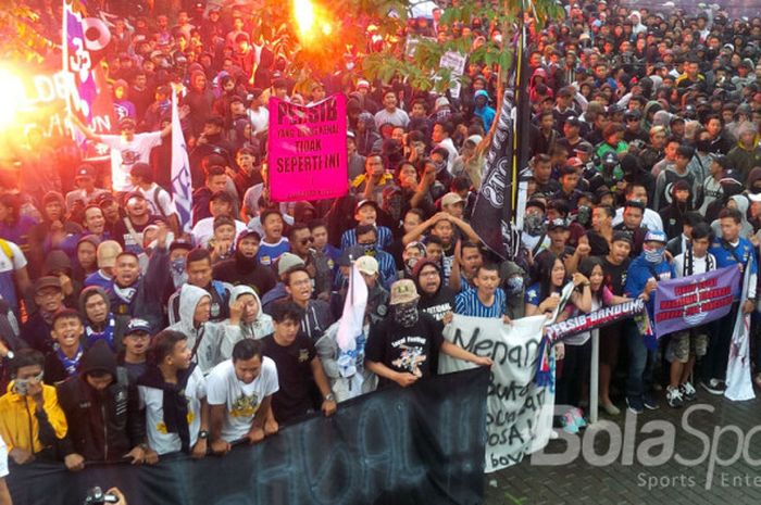 Bobotoh gelar aksi mulai dari GOR Saparua, Kota Bandung, lalu berjalan menuju Graha Persib di Jalan Sulanjana, Kota Bandung pada Selasa (17/10/2017).