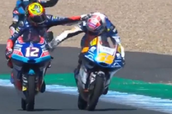 Philipp Oettl (kanan) dan Marco Bezzecchi (kiri) saling menyalami tepat sesuai balapn Moto3 GP Spanyol, Minggu (6/5/2018).