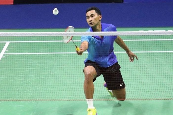 Pebulu tangkis nasional, Tommy Sugiarto, mengembalikan kok kepada pemain senegaranya, Anthony Sinisuka Ginting, pada semifinal Thailand Masters 2017 di Nimibutr Stadium, Sabtu (11/2/2017).