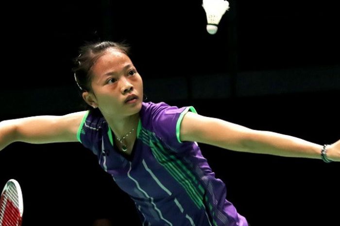 Pebulu tangkis tunggal putri Indonesia, Fitriani, melakukan servis ke arah Le Thu Huyen (Vietnam) pada laga babak kedua SEA Games 2017 yang berlangsung di Axiata Arena, Bukit Jalil, Kuala Lumpur, Malaysia, Sabtu (26/8/2017).