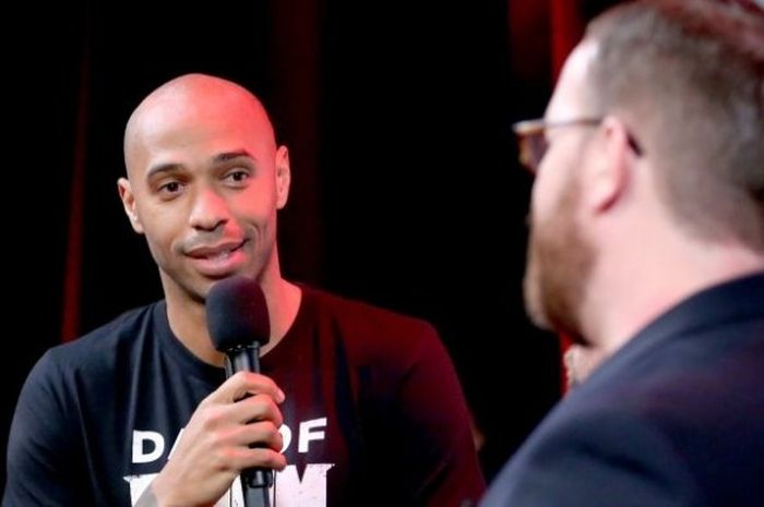 Thierry Henry (kiri) menghadiri turnamen DOOM Video Game di Siren Studios, Hollywood, California, 29 Maret 2016.