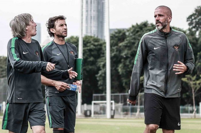  Pelatih Timnas Indonesia, Luis Milla bersama dua asistennya Miguel Gandia dan Eduardo Perez saat me