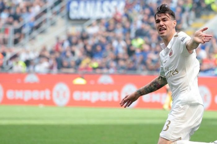 Selebrasi Pemain AC Milan, Alessio Romagnoli setelah mencetak gol kegawang Inter Milan dalam laga Serie A di Stadio Giuseppe Meazza, 15 April 2017. 