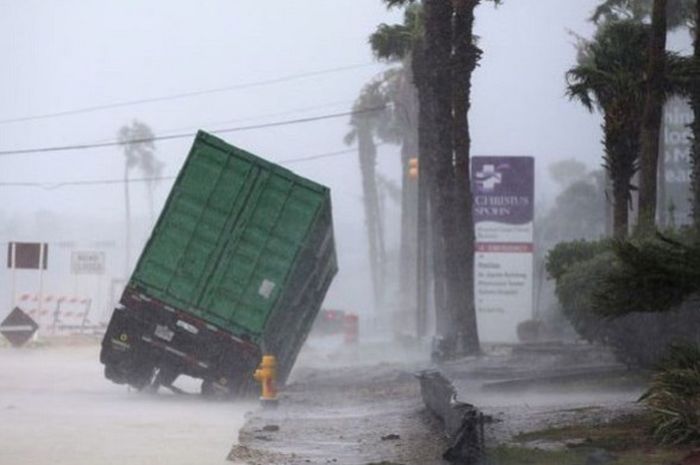 Badai Harvey telah mendarat di Texas. Foto ini merekam kejadian antara Pelabuhan Aransas dan Pelabuhan O’Connor, di utara kota Corpus Christi, Texas, AS