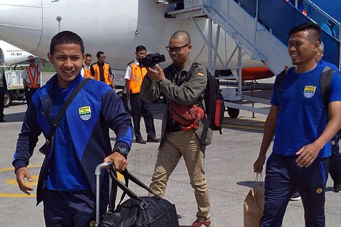 Pemain Persib Bandung, Gian Zola (kiri) dan Tony Sucipto, saat tiba di bandara Husein Sastranegara, 