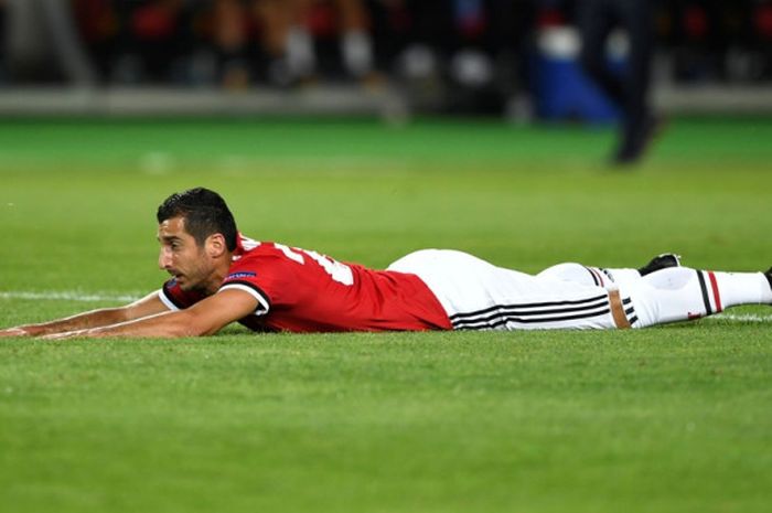 Gelandang Manchester United, Henrikh Mkhitaryan, tersungkur dalam laga Piala Super Eropa kontra Real Madrid di Stadion Philip II Arena, Skopje, pada 8 Agustus 2017.