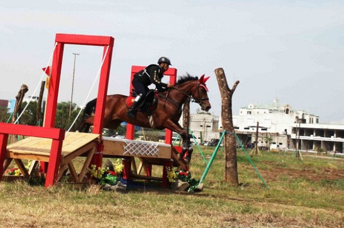 Atlet equestrian Indonesia, Jamhur Hatta (detasemen kavaleri berkuda), saat menjalani test event di  Jakarta International Equestrian Park Pulomas (JIEPP).