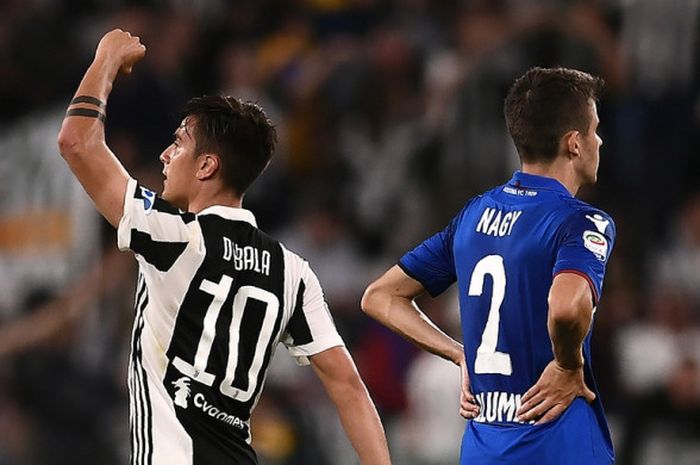 Penyerang Juventus, Paulo Dybala (kiri), merayakan golnya ke gawang Bologna dalam laga Liga Italia di Stadion Allianz, Turin pada 5 Mei 2018.