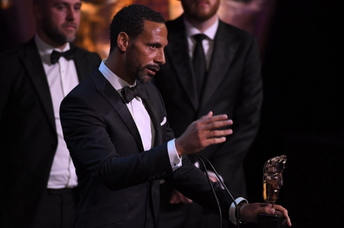 Rio Ferdinand saat menerima penghargaan BAFTA TV Award