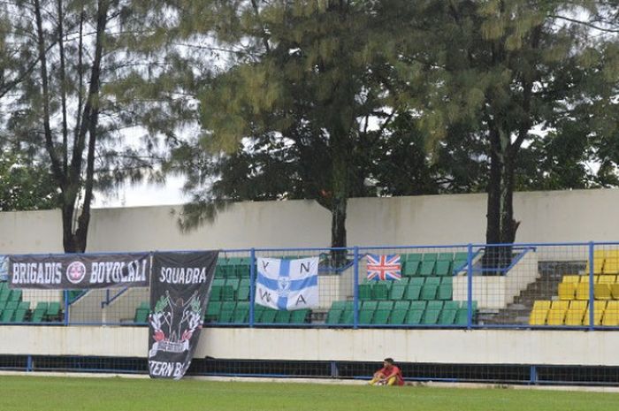 Spanduk dari suporter Persebi Boyolali yang terpasang di tribune selatan pada pada laga perdana Liga 3 Jateng di Stadion Citarum Semarang, Minggu (25/3/2018).