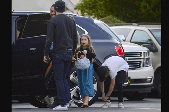 Harper Beckham, Putri dari David Beckham ketika akan makan malam bersama Ayah dan Saudaranya, Jumat, (6/4/2018)