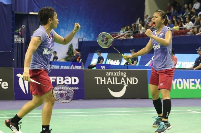 Pasangan ganda putri Indonesia, Greysia Polii/Apriyani Rahayu, merayakan kemenangan atas Yuki Fukushima/Sayaka Hirota (Jepang), dengan skor 21-19, 21-18 pada laga babak kedua Prancis Terbuka yang berlangsung di Stade Pierre de Coubertin, Kamis (26/10/2017).