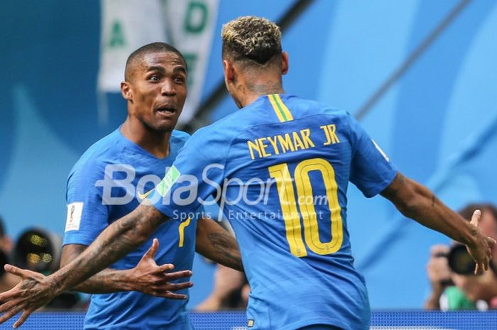  Pemain Brasil, Douglas Costa dan Neymar, merayakan gol kedua pada laga kontra Kosta Rika di Saint-P