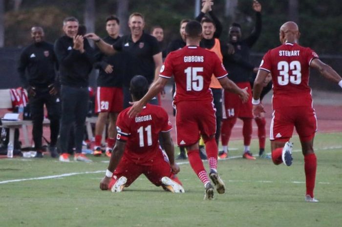 Didier Drogba melakukan  selebrasi seusai mencetak gol tendangan bebas ke gawang LA Galaxy II, Minggu (06/08/2017).