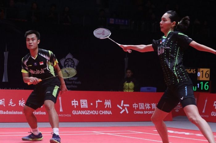 Pasangan ganda campuran Indonesia, Hafiz Faizal/Gloria Emanuelle Widjaja, mengembalikan kok ke arah Yuta Watanabe/Arisa Higashino (Jepang) pada laga perdana penyisihan Grup B BWF World Tour Finals 2018 di Tianhe Gymnasium, Rabu (12/12/2018).