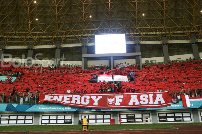  Koreografi suporter saat menyaksikan pertandingan Grup A cabang sepak bola Asian Games 2018 antara tim nasional U-23 Indonesia dan Taiwan di Stadion Patriot, Minggu (12/8/2018).  