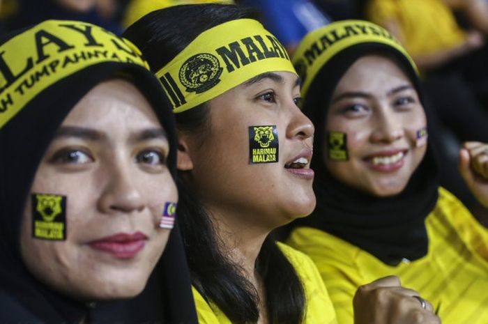  Para pendukung timnas Malaysia pada saat menjamu timnas Vietnam untuk final pertama Piala AFF 2018 di Stadion Nasional Bukit Jalil, Kuala Lumpur, 11 Desember 2018.  