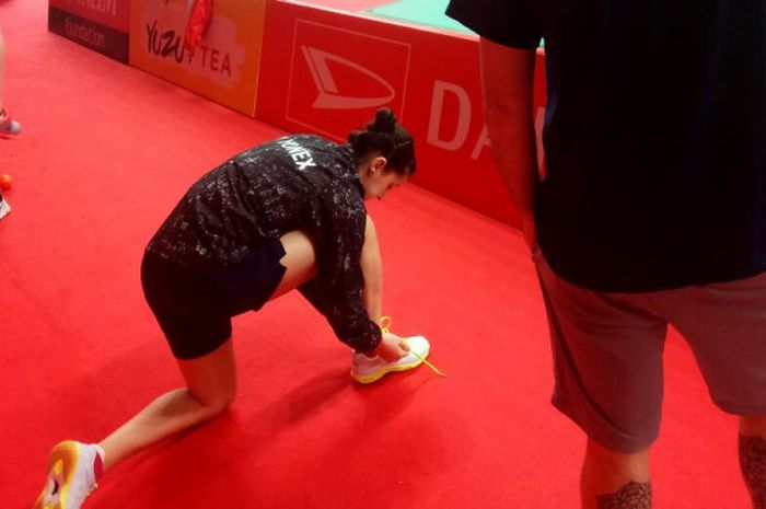 Pebulu tangkis tunggal putri Spanyol, Carolina Marin, melakukan pemanasan sebelum menjalani sesi uji coba lapangan Istora Senayan, Senin (22/1/2018) pagi.