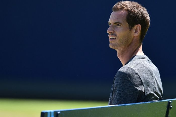 Petenis Britania Raya, Andy Murray, beristirahat di sela latihan jelang laga comeback-nya pada turnamen Fever-Tree Championships 2018 yang berlangsung di Queen's Club, London, Inggris, Selasa (19/6/2018).