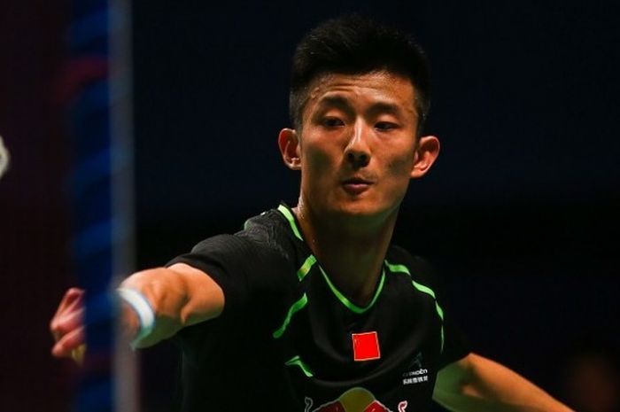 Pebulu tangkis tunggal putra China, Chen Long, mengembalikan kok ke arah Jeon Hyeok-jin pada partai kedua final Piala Sudirman di Carrara Sports Indoor Stadium, Minggu (28/5/2017).